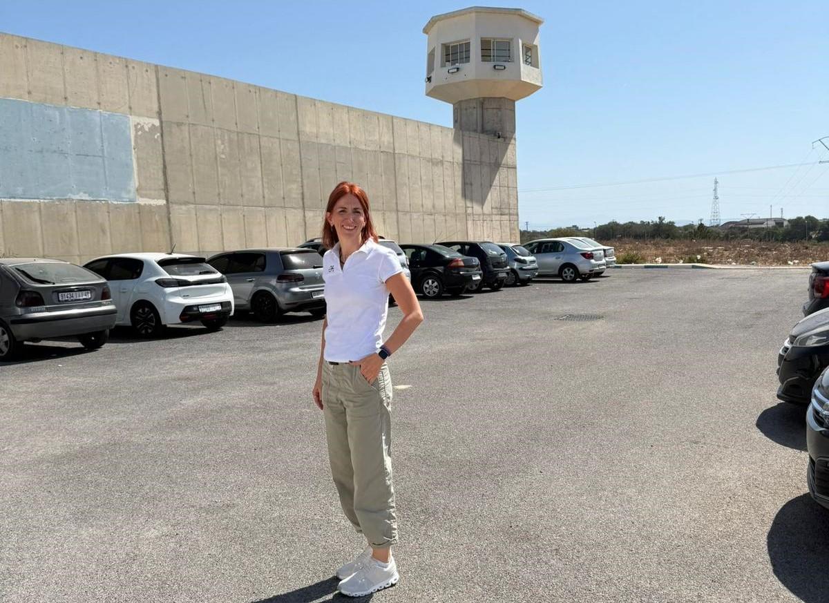 Nuria Pérez junto a una cárcel de Marruecos