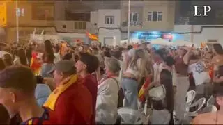La Plaza del Pilar de Guanarteme enloquece con el triunfo de España ante Francia y canta: "Yo soy español"