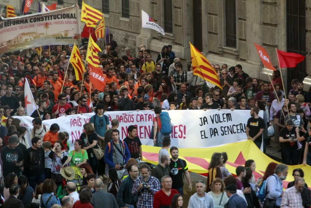 Manifestación en Valencia con motivo del 25 d'Abril