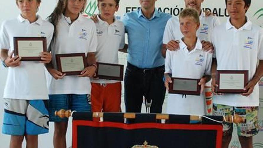 Los niños del equipo de Jávea y el podio del Campeonato de España de la clase Europa.