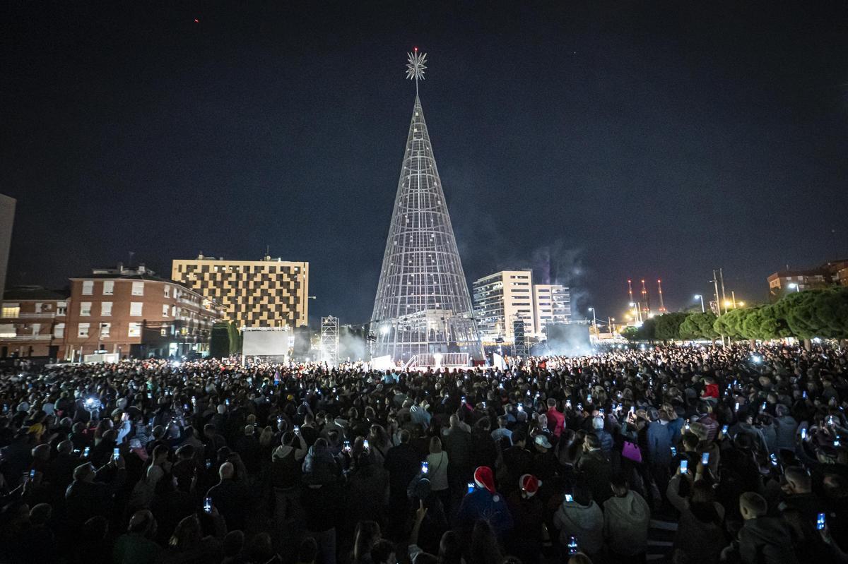 El superárbol de Navidad de Badalona. Badalona ha encendido ya las más de 82.000 luces píxel que componen su tan mediático ‘superárbol’ de Navidad.