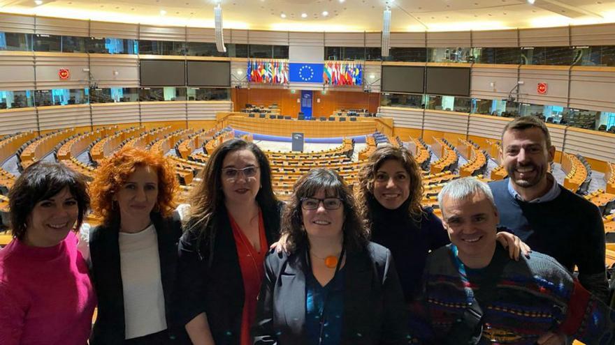 Isabel García junto a los cargos invitados a la visita al Parlamento. | SERVICIO ESPECIAL