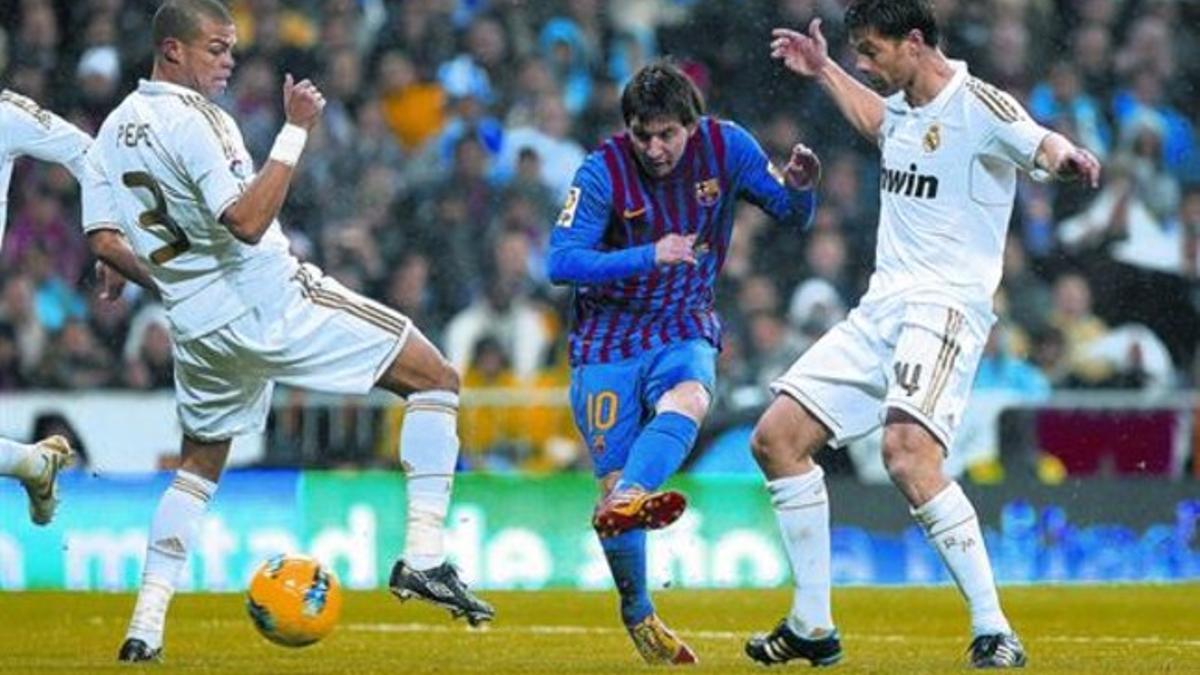 Messi dispara entre Pepe y Xabi Alonso en una de las pocas ocasiones del Barça en la primera parte.