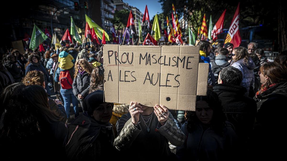 Pancarta con el mensaje ’Basta de machismo en las aulas’ durante una reciente manifestación en Barcelona.