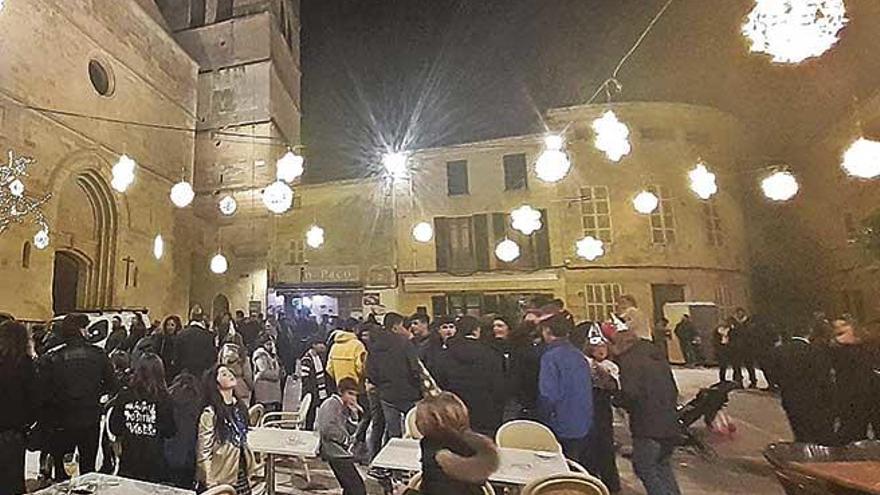 Imagen de la PlaÃ§a de Sineu, con los nuevos elementos decorativos, durante la pasada Nit de Cap d&#039;Any.