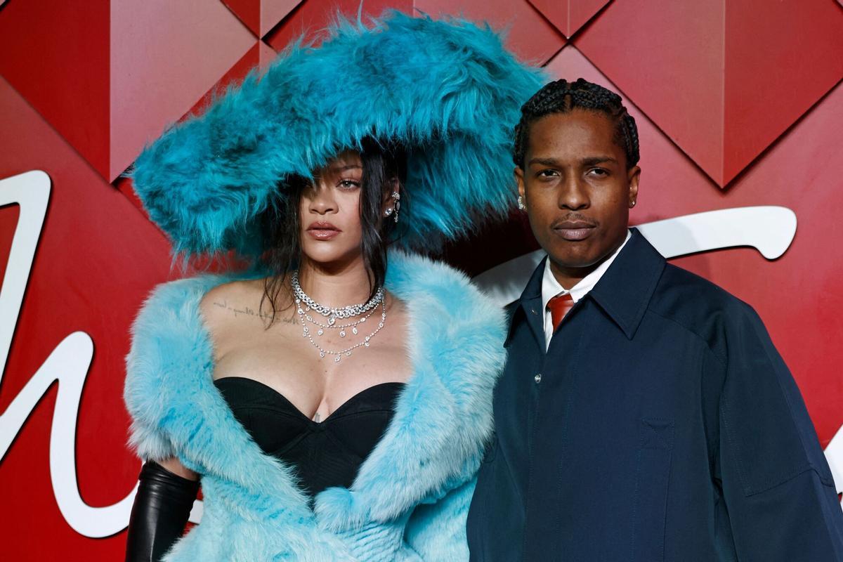 El rapero ASAP Rock y su pareja Rihanna, que serán padres por tercera vez.