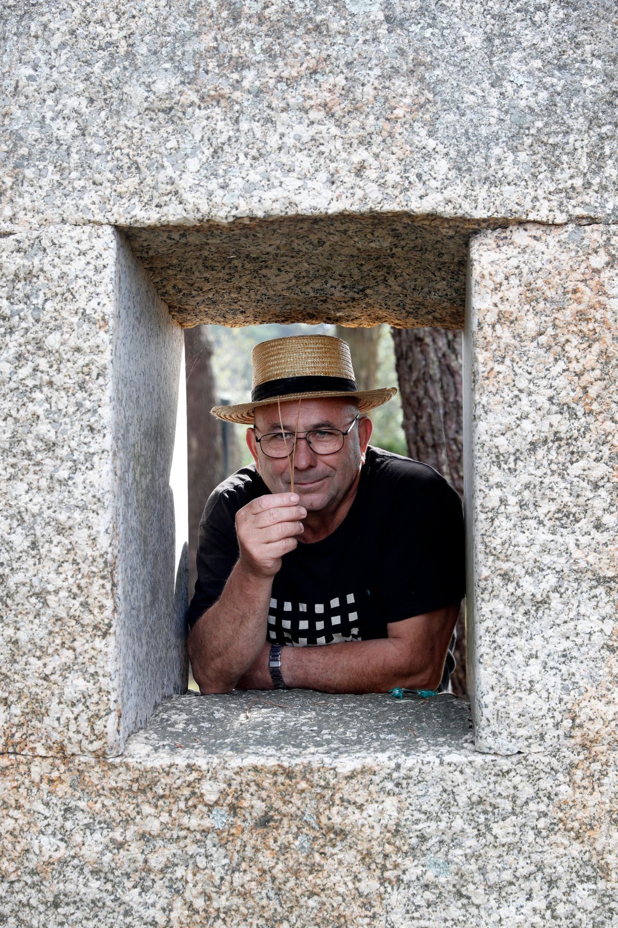 Manolo Paz, el escultor que penetra en la piedra