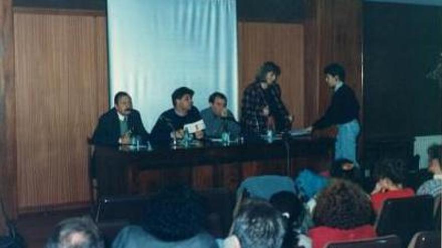 El doctor Pedreira Andrade, primero por la izquierda, en una charla en el centro Fonseca, en 1992. |  // CEDIDA POR CASCO