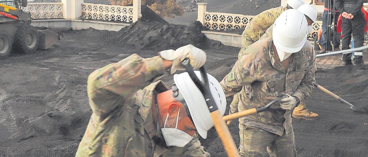 Miembros de la UME despejan una zona de cenizas del volcán de La Palma