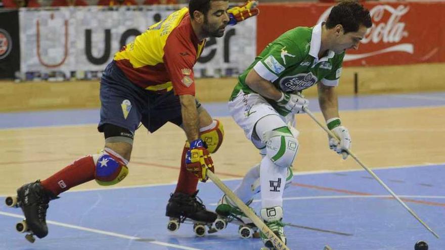 Toni Pérez protege la bola ante un jugador del Tordera en el choque de la primera vuelta.