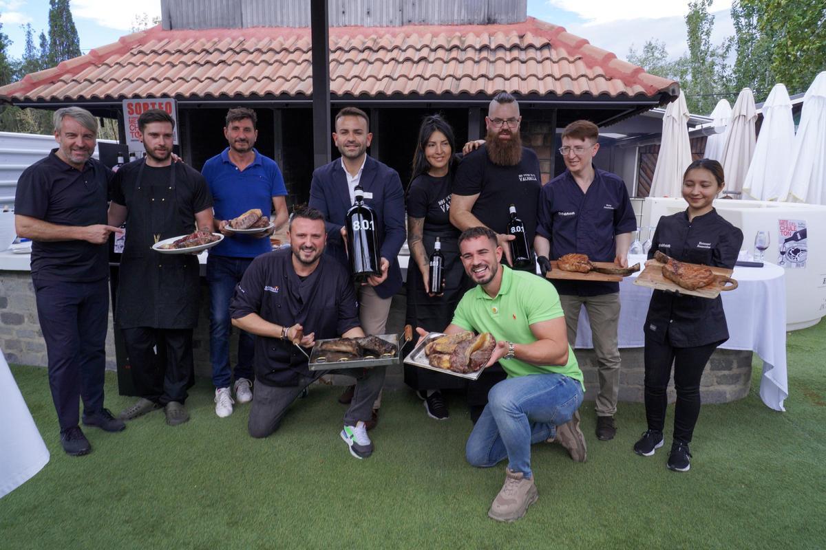 Foto de familia de la presentación en La Junquera del Mes del Chuletón, que se celebra en pctibre-