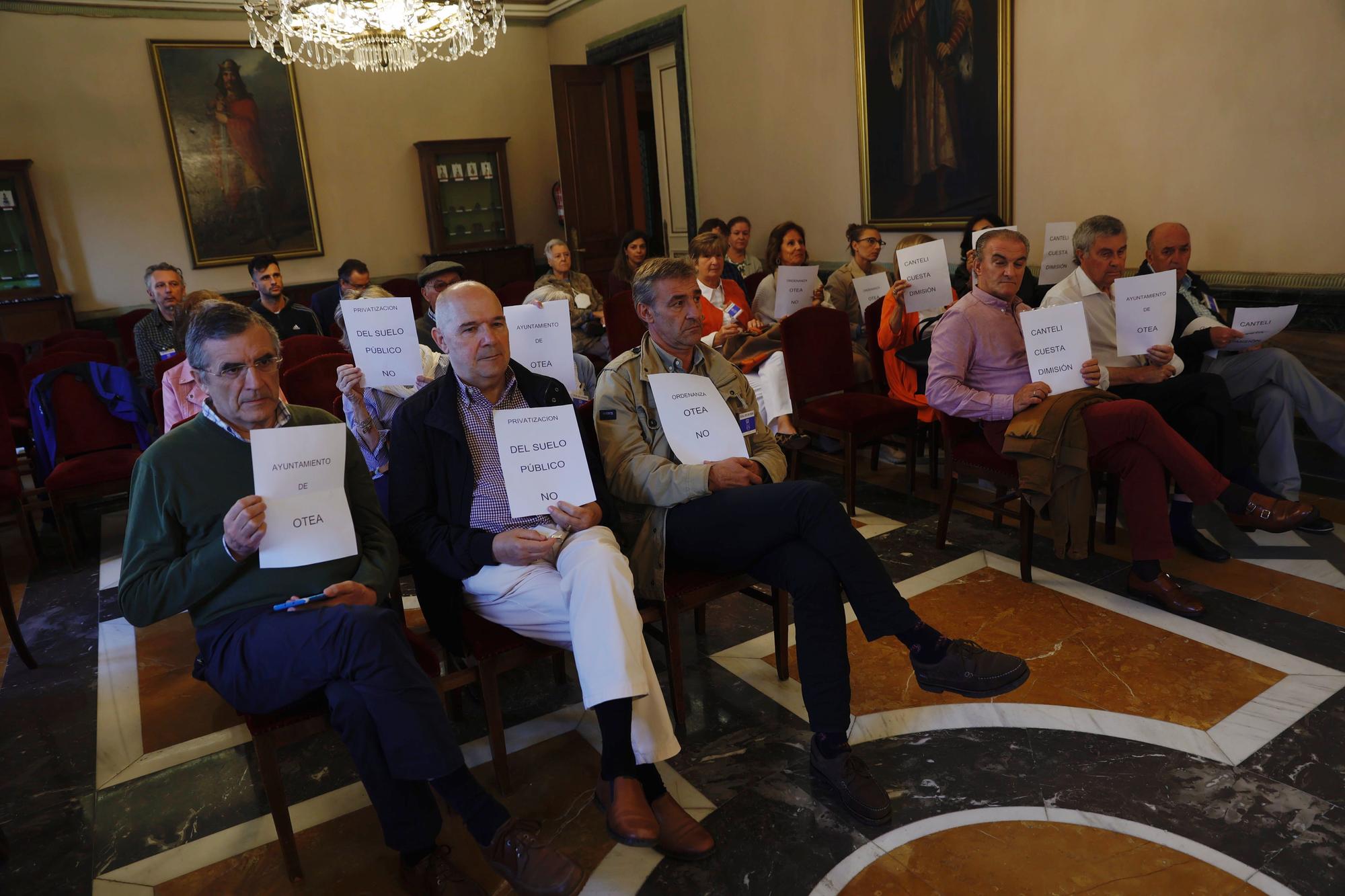 EN IMÁGENES: Pleno municipal en Oviedo con protestas de los vecinos por las terrazas del Antiguo