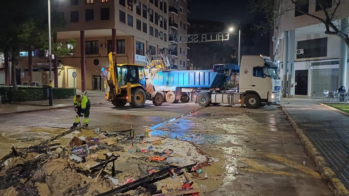 La limpieza de calles la Nit de la Cremà.