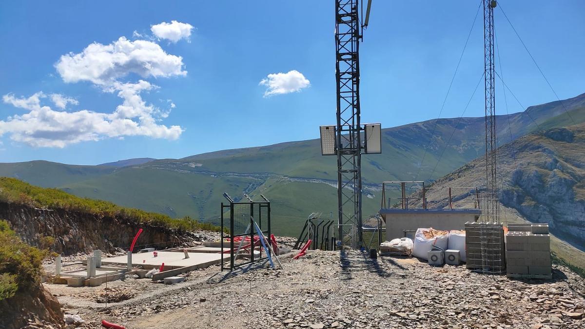 Instalación de la nueva antena en Peñalba de Santiago, León.