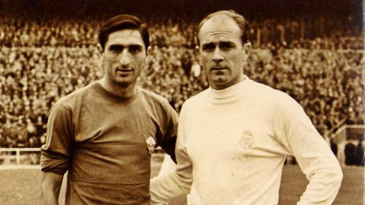 Fotografía sin datar de Vicente Iborra y Di Stéfano antes de un Real Madrid-Elche CF. | ARCHIVO FAMILIA IBORRA