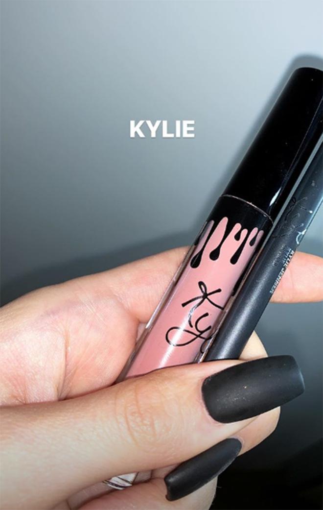 Manicura negra Kylie Jenner