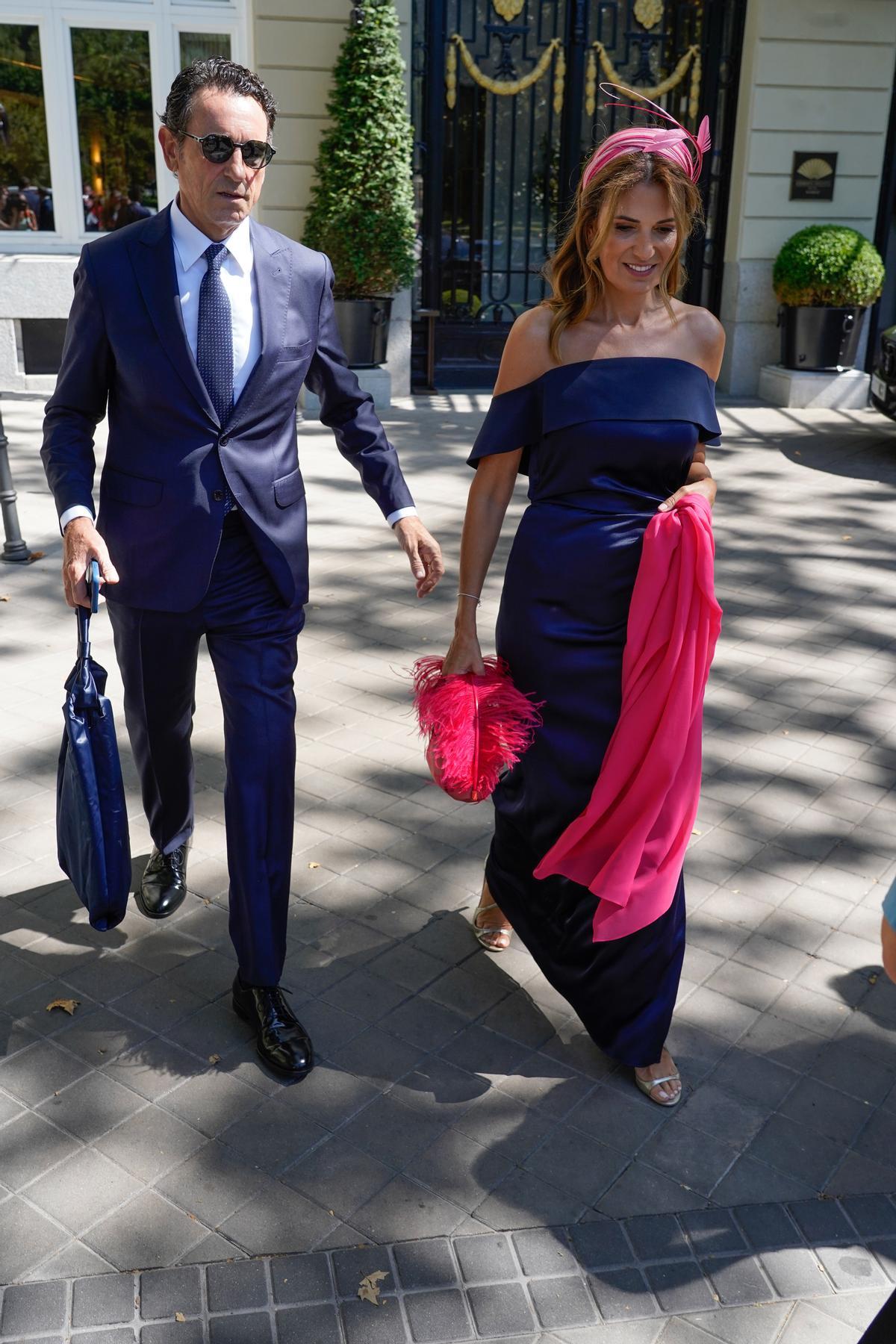 Numerosos invitados salen del hotel Ritz para acudir a la boda de Tamara Falcó e Iñigo Onieva en el palacio El Rincón a 8 de Julio de 2023 en Madrid