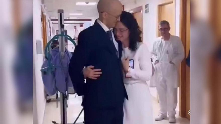 Las redes aplauden la boda en el Hospital Provincial de Córdoba de un paciente de paliativos