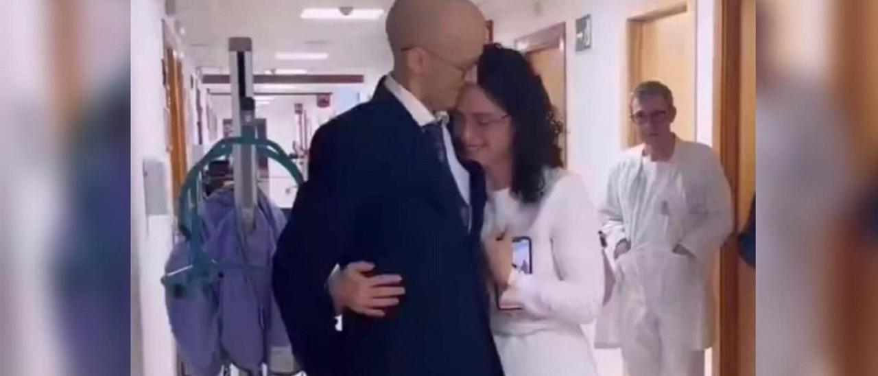 Las redes aplauden la boda en el Hospital Provincial de Córdoba de un paciente de paliativos