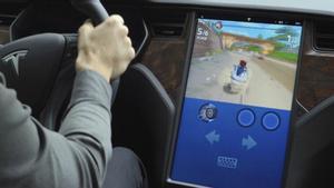 Tesla desactivarà els videojocs amb el cotxe en marxa