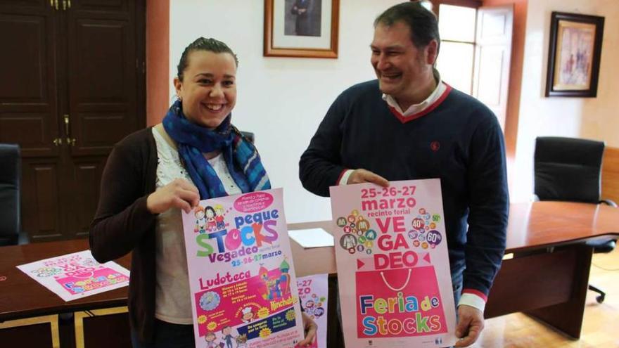 Alba Álvarez y César Álvarez, con los carteles de la feria.