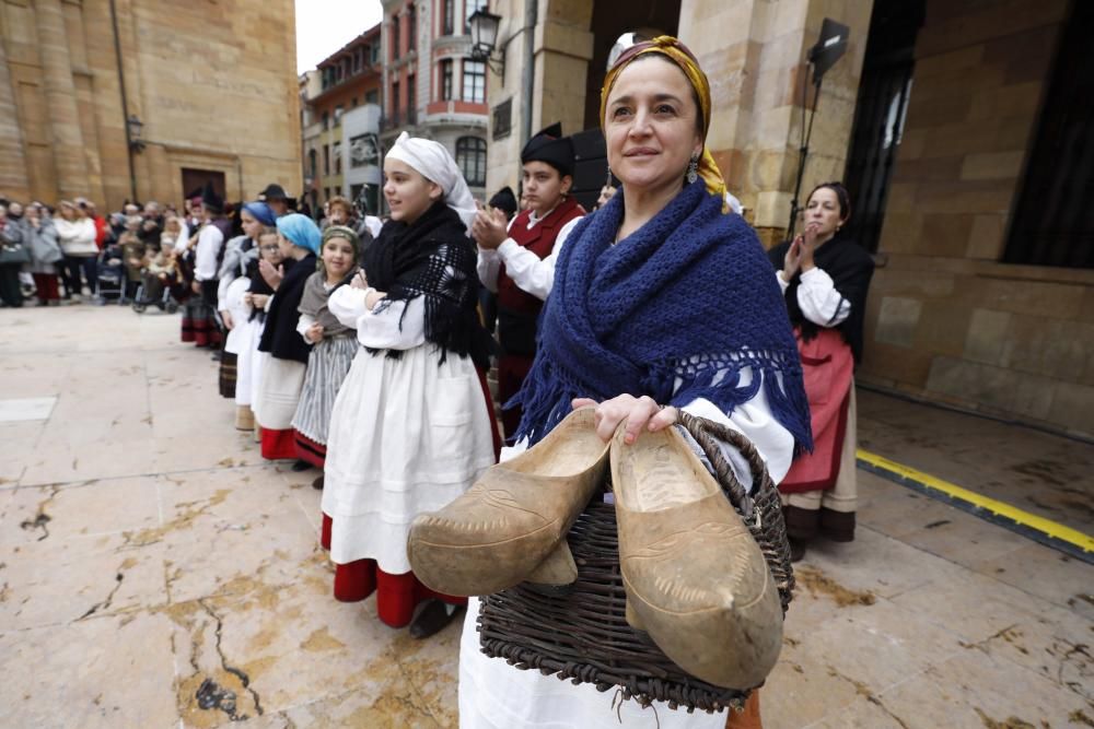 Folclore en la plaza del Ayuntamiento de Oviedo