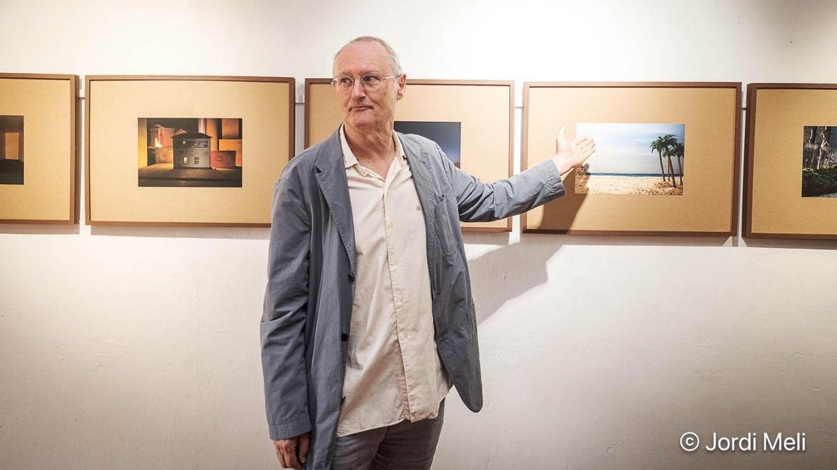 L'artista Luis Izquierdo-Mosso, durant la inauguració de l'exposició 'Obra recent reincident', a Maçanet de Cabrenys.