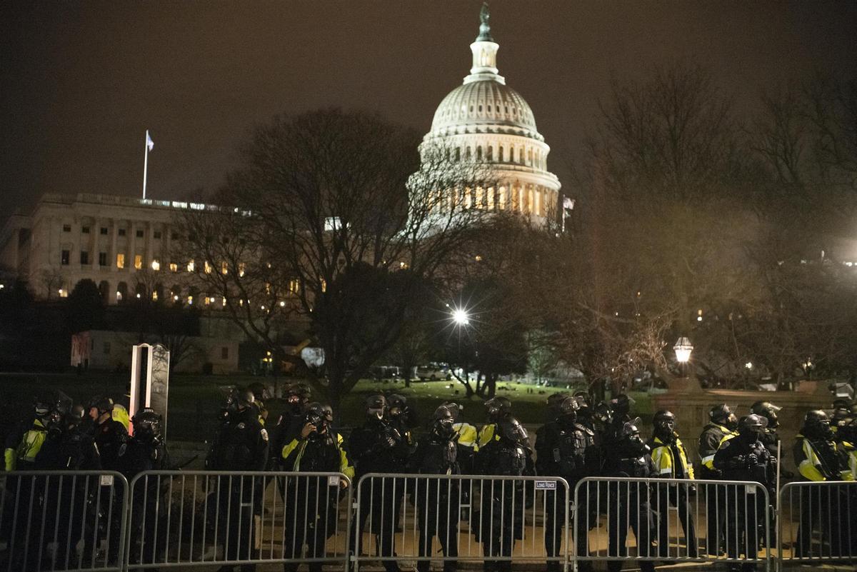 Agentes de la Policía frente al Capitolio de EEUU durante el asalto.