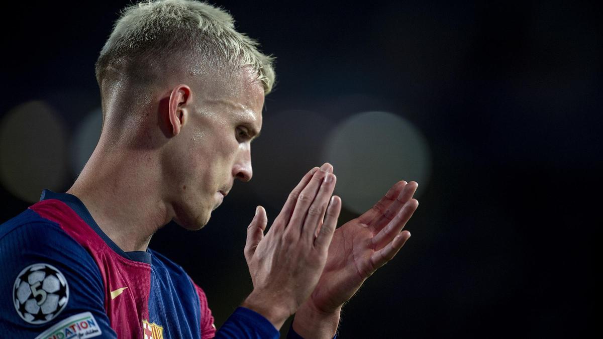 Dani Olmo aplaude al público de Montjuïc en el encuentro que jugó el Barça contra el Brest de la Liga de Campeones.