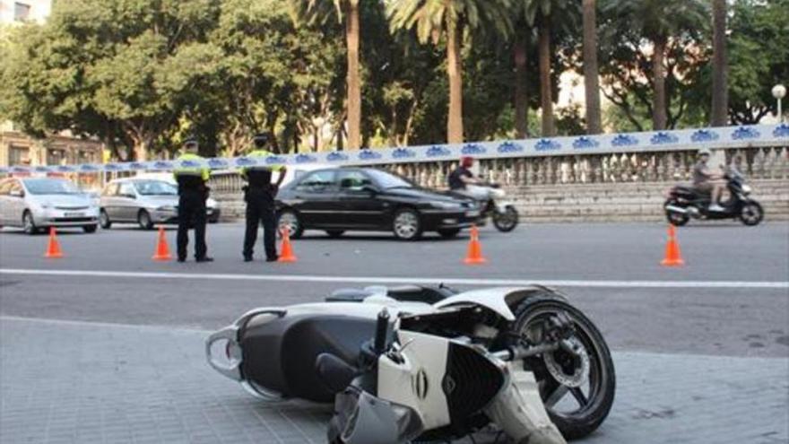 Muere un motorista al salirse de la vía en Barcelona