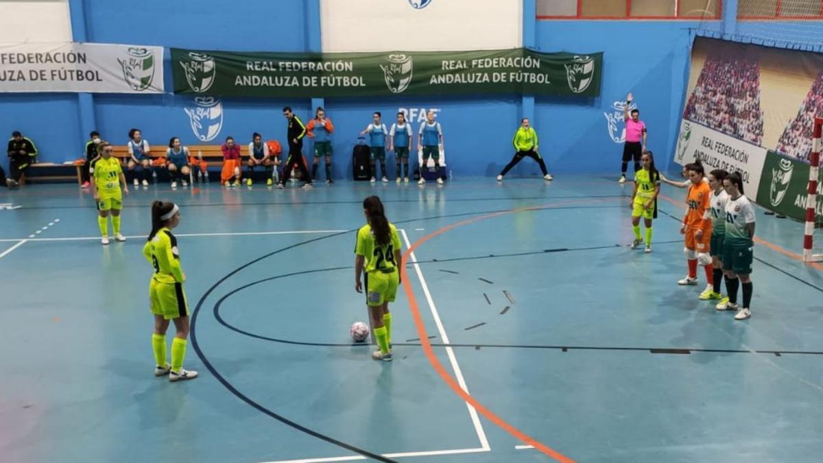 Las jugadoras del Torcal se disponen a botar una falta en un momento del partido.