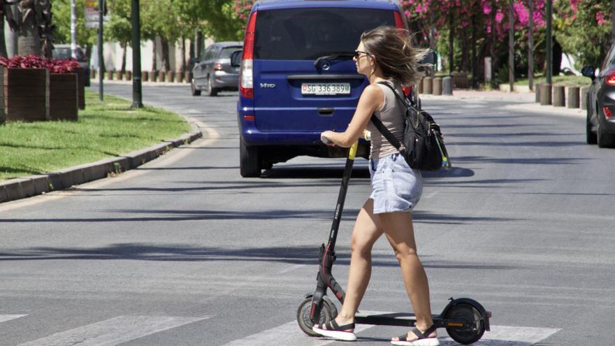 Murcia prohibirá la circulación de los patinetes por las aceras y obligará a llevar casco en vías interurbanas