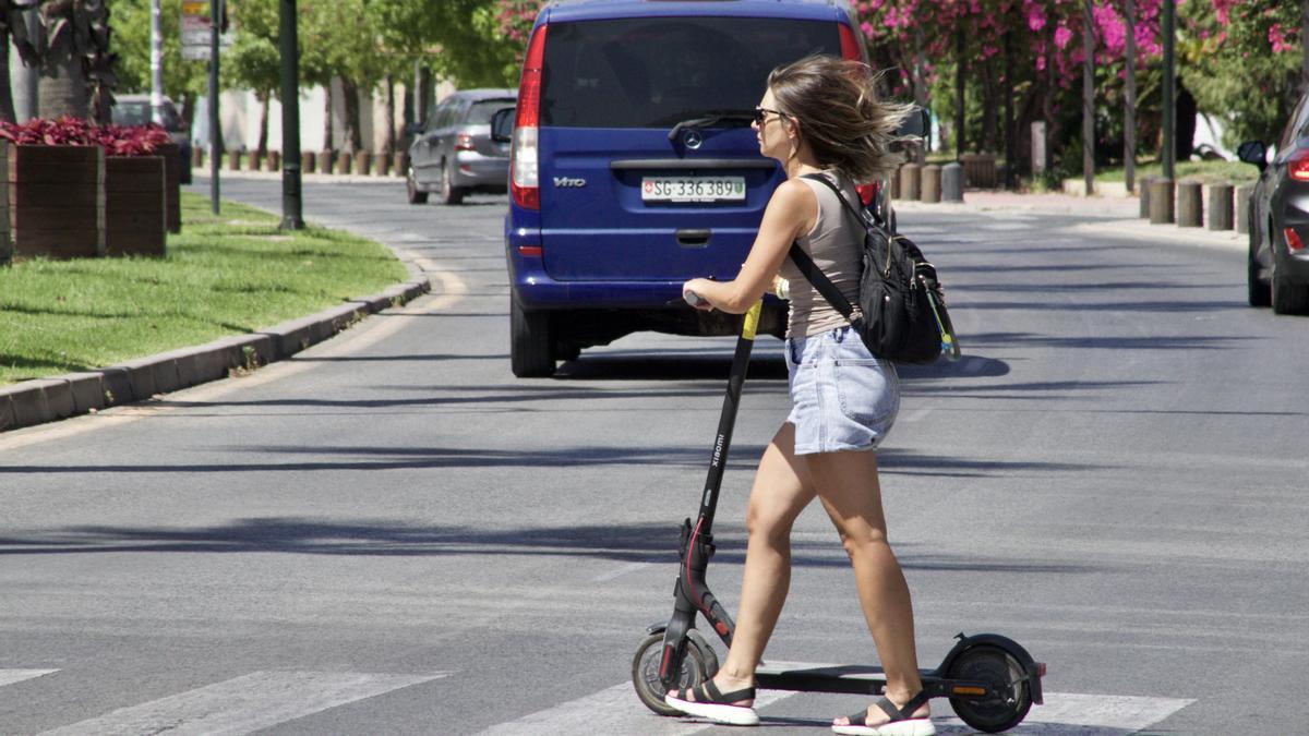 Una persona circula en patinete eléctrico en la ciudad de Murcia.