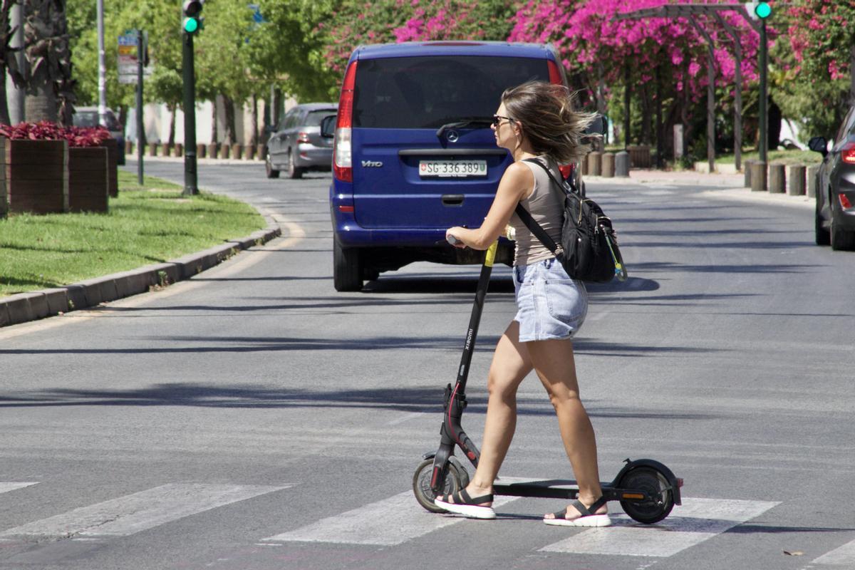 Una persona circula en patinete eléctrico este lunes en la ciudad de Murcia.