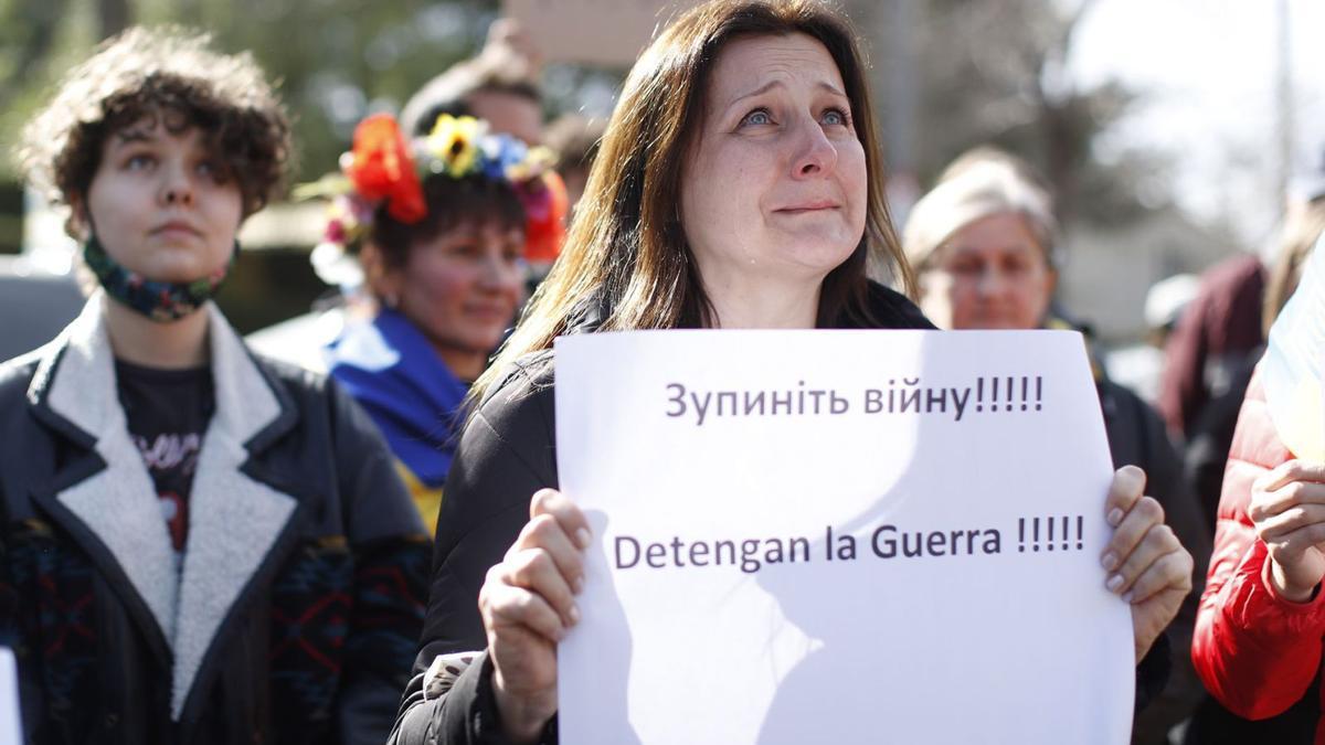 La concentració d’ucraïnesos, ahir, davant del consolat de Rússia a Barcelona, demanant que s’aturi la guerra.