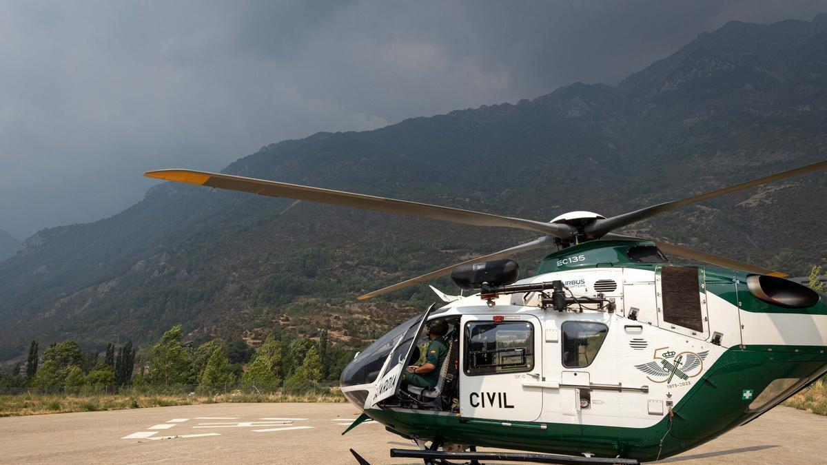 El helicóptero basado en Benasque enciende motores para salir en buscar a un montañero desaparecido, el pasado sábado.