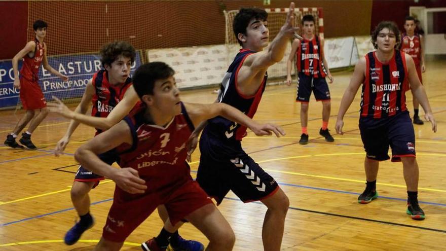 Una lucha por el balón en el partido entre el Grupo y el Baskonia de la categoría cadete.