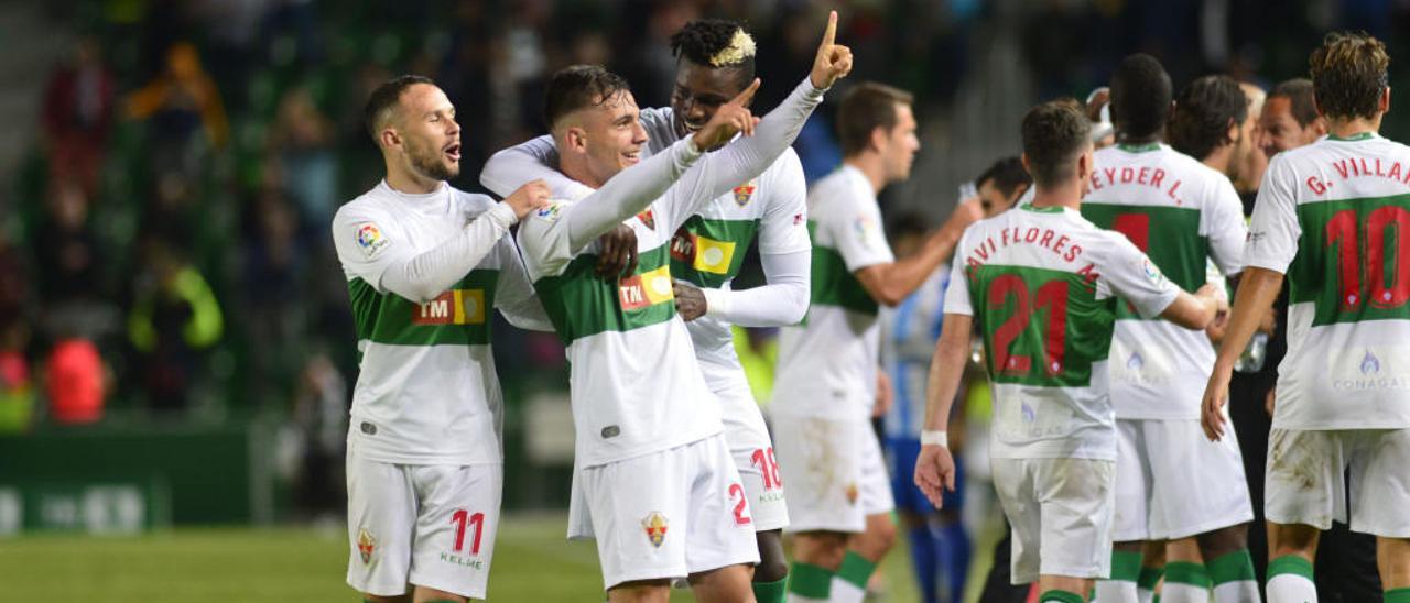 Iván Sánchez y Sory Kaba felicitan al alicantino Borja Martínez por su gol ante el Málaga en la temporada pasada.