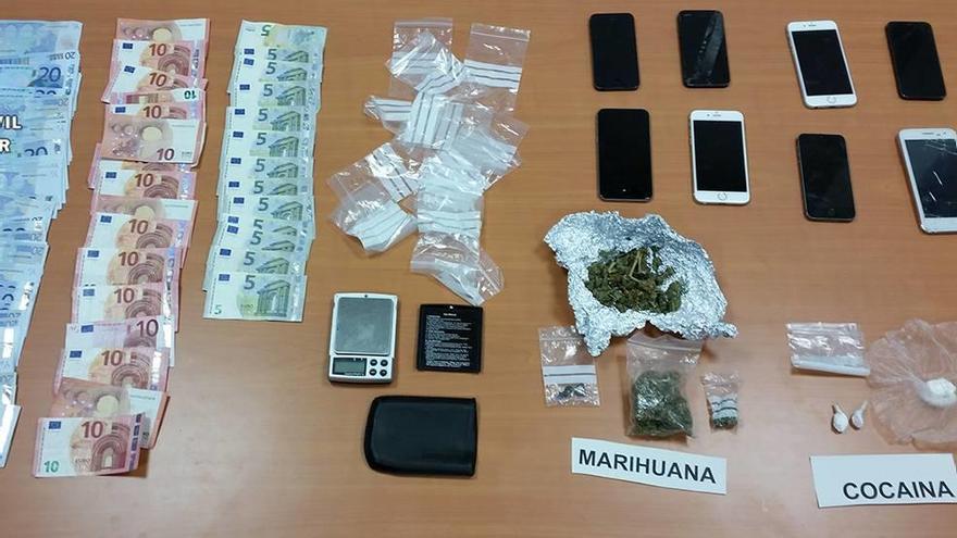 Dinero, droga y teléfonos móviles intervenidos por la Guardia Civil en Calvià.