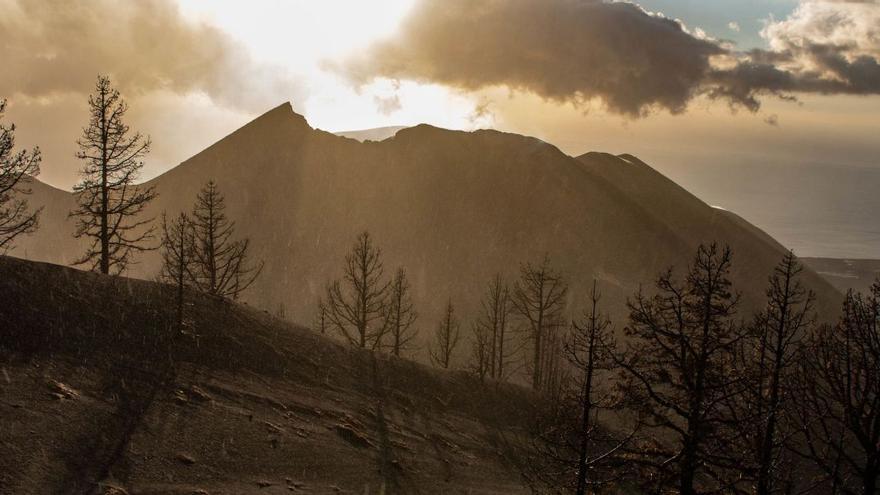 Imagen del cono del volcán de Cumbre Vieja esta semana tras abrirse el sendero que llega hasta la zona de las erupción.. | | KIKE RINCÓN/EUROPA PRESS