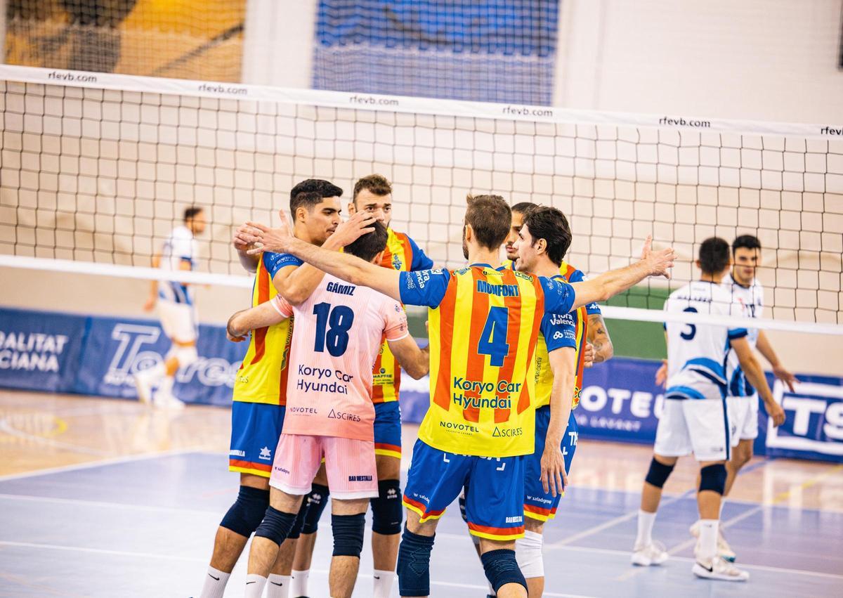 Jugadores del Léleman celebran un punto