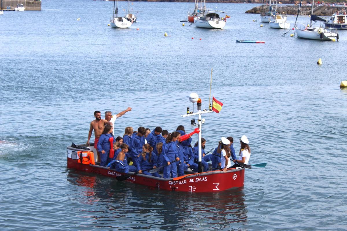 Cucaña y las coses que floten, en Candás Cucaña y las coses que floten, en Candás