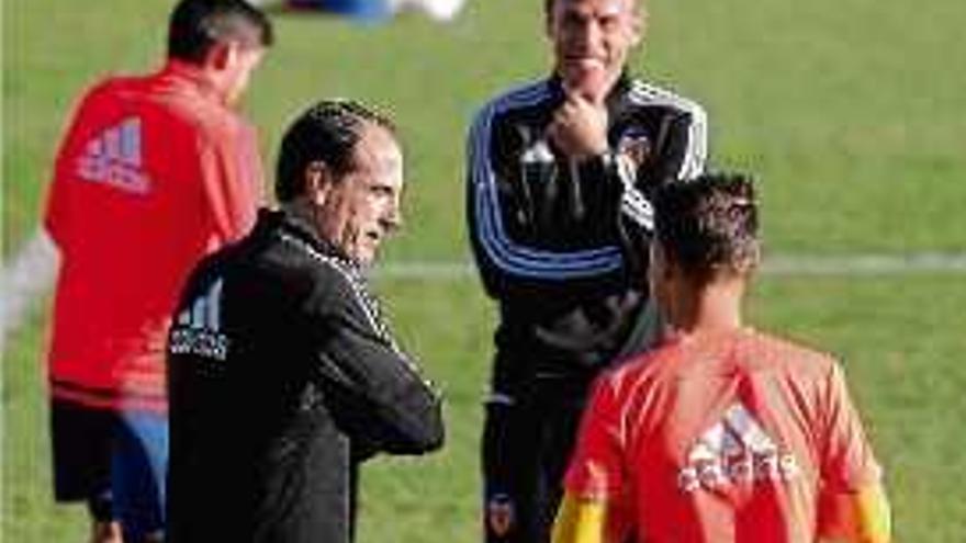 Voro i Phil Neville, germà del nou tècnic, dirigint l&#039;entrenament d&#039;ahir.