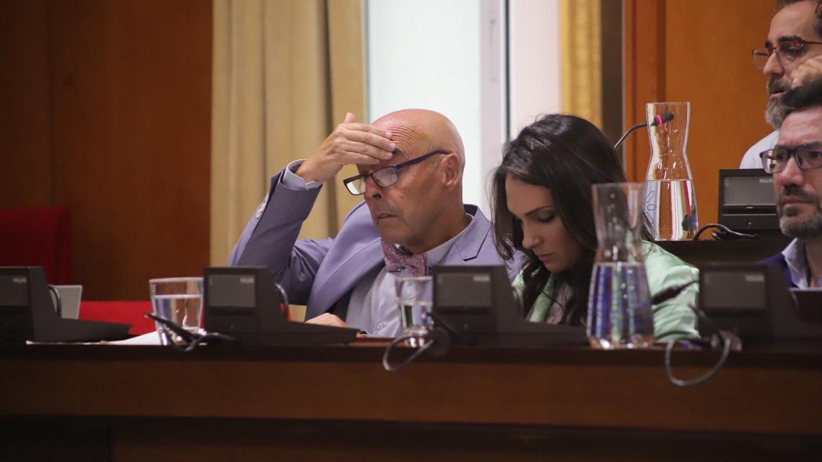 Los concejales socialistas Antonio Hurtado y Carmen González durante el pleno de este jueves en el Ayuntamiento de Córdoba.