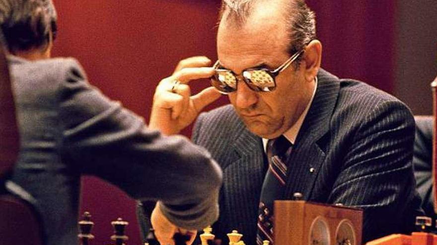 Victor Korchnoi, de frente, en un momento de la partida con Anatoli Karpov en Baguío.