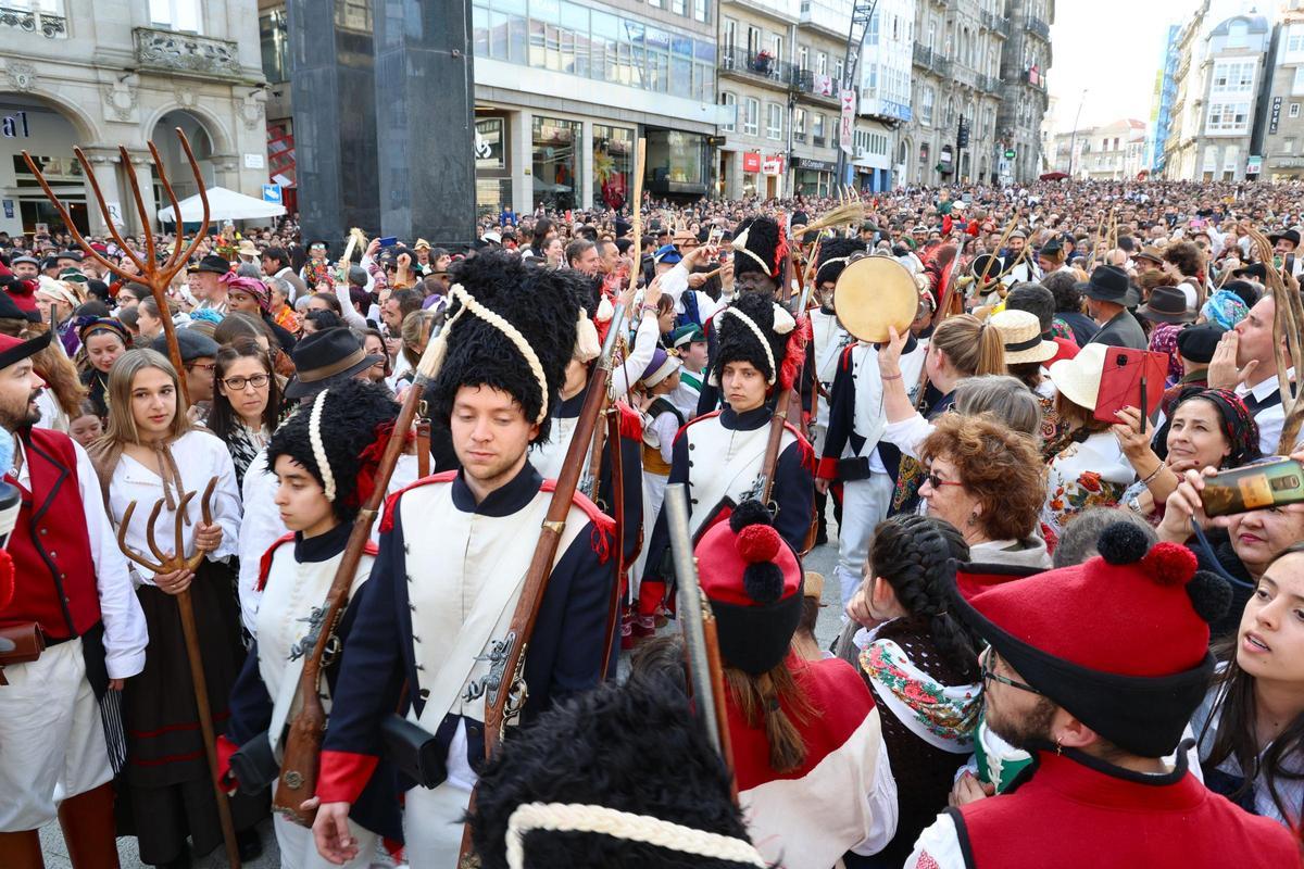 Los vigueses festejan su domingo más disfrutón: Reconquista, sol y mucho choripán
