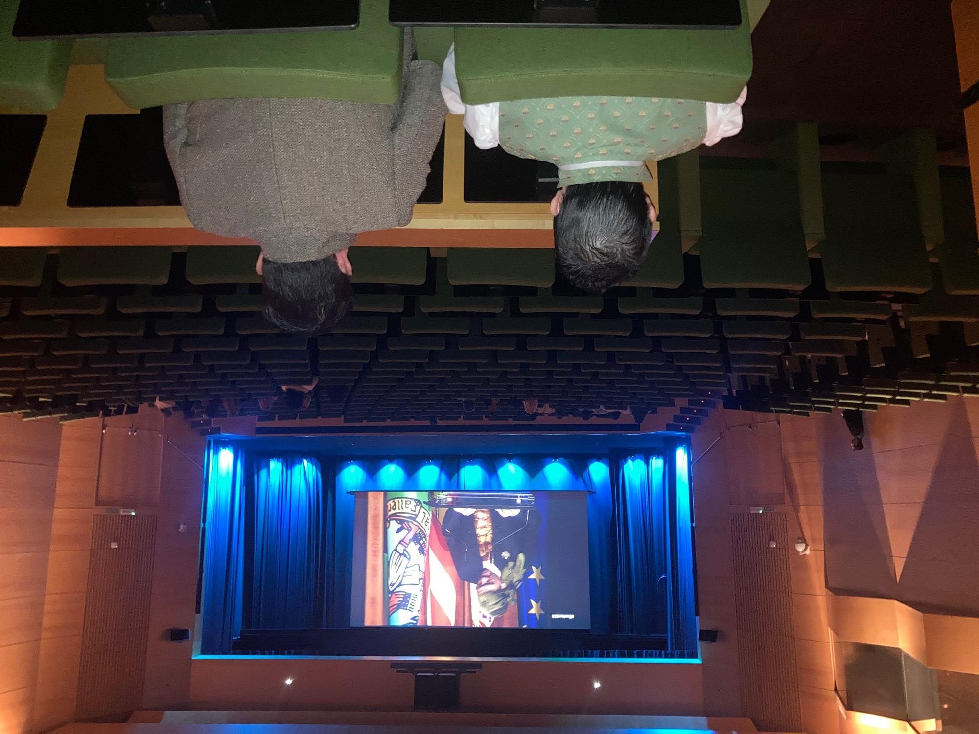 ... viendo la exaltación en la Sala B