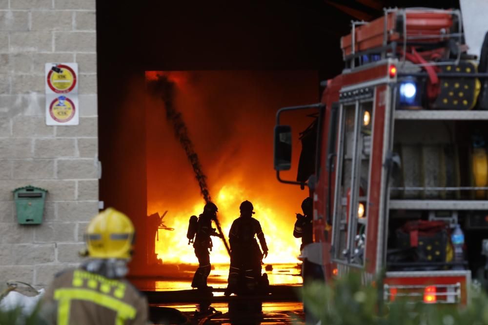 Incendi en una empresa de Sarrià de Ter