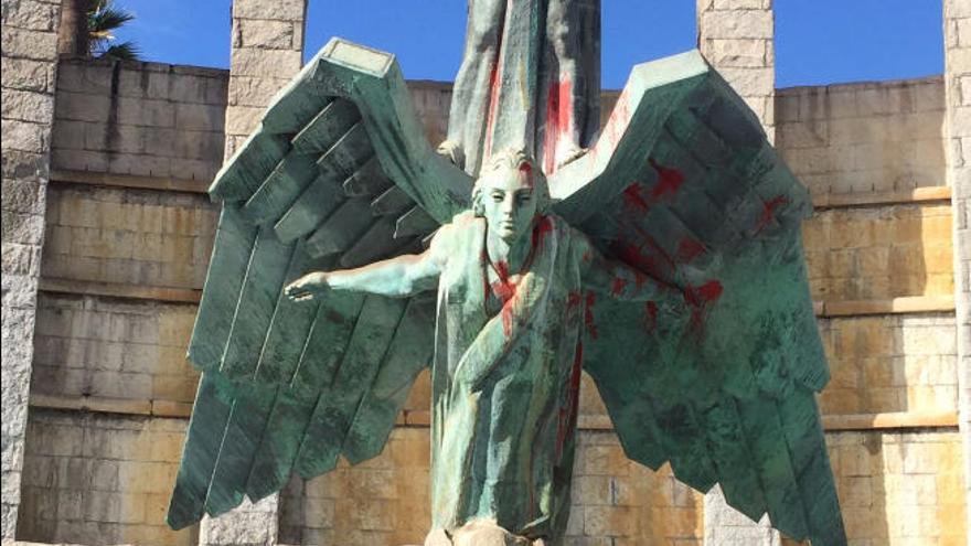 La escultura con las manchas de pintura roja, ayer.