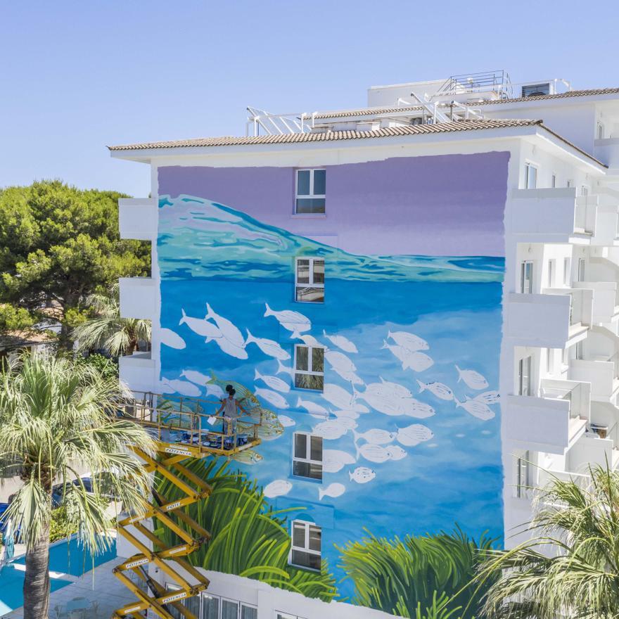 Mural pintado por el artista mallorquín Joan Aguiló sobre una de las paredes del hotel Iberostar Selection Alcudia Park